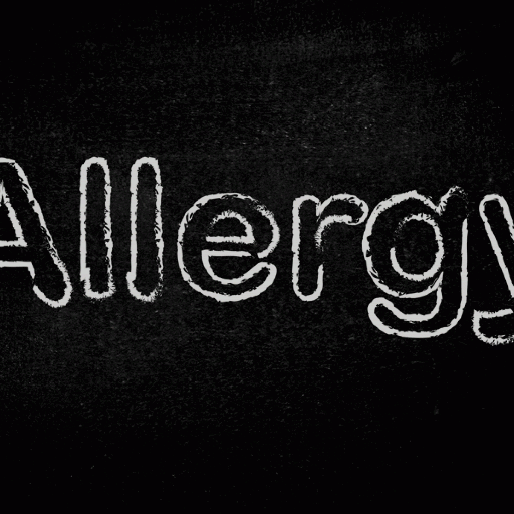 Ordet Allergy skrevet med hvidt tavlekridt på sort tavle